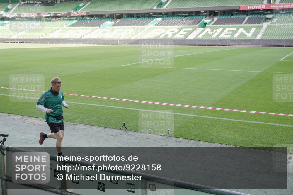 05.10.2025 - 20. swb-Marathon Bremen Michael Burmester http://msf.ph/oto/9228158 05.10.2025 10:25:42 Laufen im Stadion 9006, 9170, 9302, 9361, 9558, 9614, 9775, 9849, 9865, 9884, 9919, 9967, 10104, 10155, 10306, 10348, 10474, 10505, 10541, 10553, 10554, 10559, 10652, 10666, 10780, 10961, 11178, 11230, 11256, 11316, 11346, 11403, 11422, 11503, 11581, 11617, 11666, 11745, 8187, 9253, 9700, 10375, 10691, 10910, 10979, 11217, 11304, 11640 meine-sportfotos.de