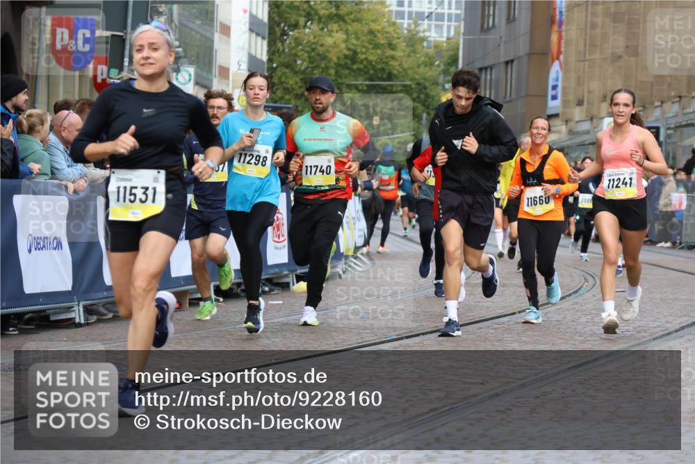 05.10.2025 - 20. swb-Marathon Bremen Strokosch-Dieckow http://msf.ph/oto/9228160 05.10.2025 10:50:25 Ziel 8866, 9337, 9740, 10066, 10199, 10537, 10638, 10923, 11022, 11239, 11241, 11254, 11298, 11344, 11460, 11531, 11660, 11740 meine-sportfotos.de
