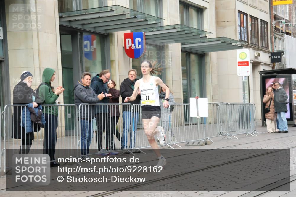 05.10.2025 - 20. swb-Marathon Bremen Strokosch-Dieckow http://msf.ph/oto/9228162 05.10.2025 10:30:04 Ziel 11, 11 meine-sportfotos.de