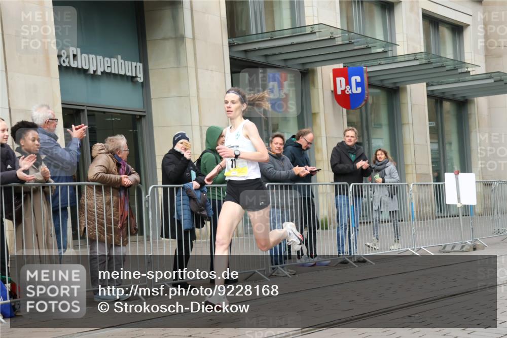 05.10.2025 - 20. swb-Marathon Bremen Strokosch-Dieckow http://msf.ph/oto/9228168 05.10.2025 10:30:05 Ziel 11, 11 meine-sportfotos.de