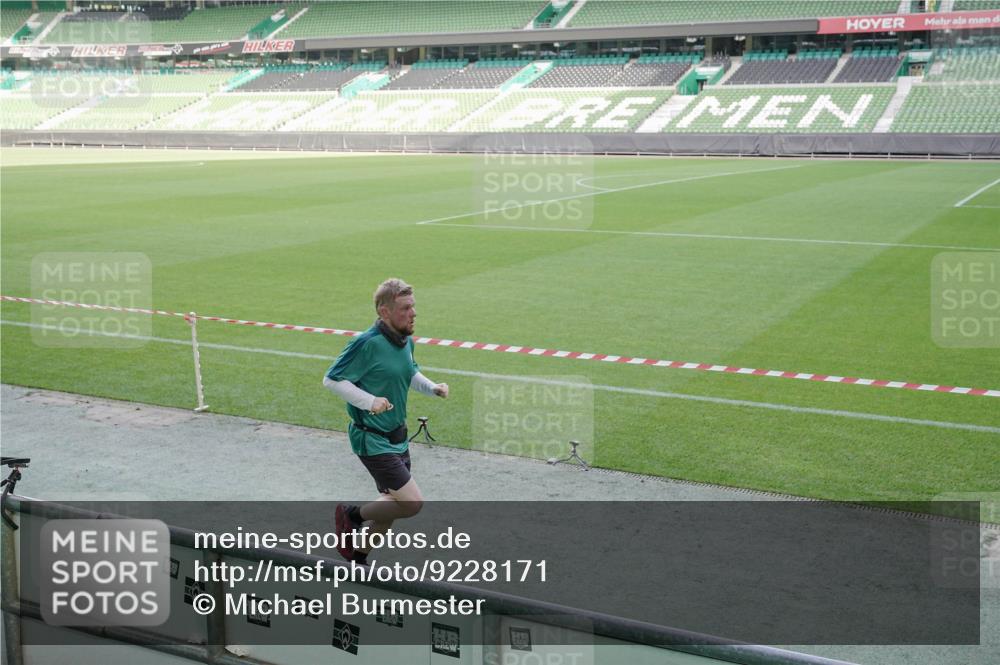 05.10.2025 - 20. swb-Marathon Bremen Michael Burmester http://msf.ph/oto/9228171 05.10.2025 10:25:43 Laufen im Stadion 9006, 9170, 9302, 9361, 9558, 9614, 9775, 9849, 9865, 9884, 9919, 9967, 10104, 10155, 10306, 10348, 10474, 10505, 10541, 10553, 10554, 10559, 10652, 10666, 10780, 10961, 11178, 11230, 11256, 11316, 11346, 11403, 11422, 11503, 11581, 11617, 11666, 11745, 8187, 9253, 9700, 10375, 10910, 10979, 11217, 11304, 11640 meine-sportfotos.de