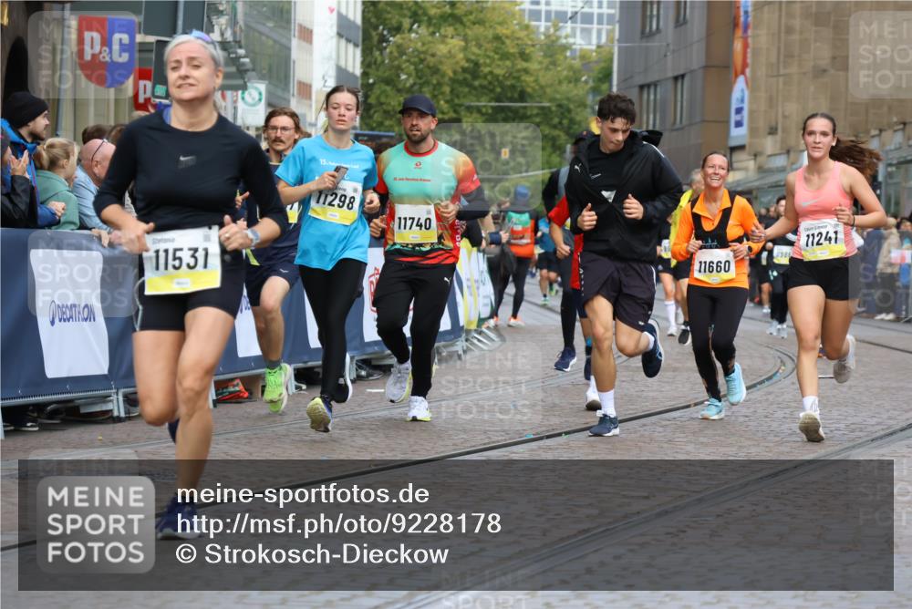 05.10.2025 - 20. swb-Marathon Bremen Strokosch-Dieckow http://msf.ph/oto/9228178 05.10.2025 10:50:25 Ziel 8866, 9337, 9740, 10066, 10199, 10537, 10638, 10923, 11022, 11239, 11241, 11254, 11298, 11344, 11460, 11531, 11660, 11740 meine-sportfotos.de