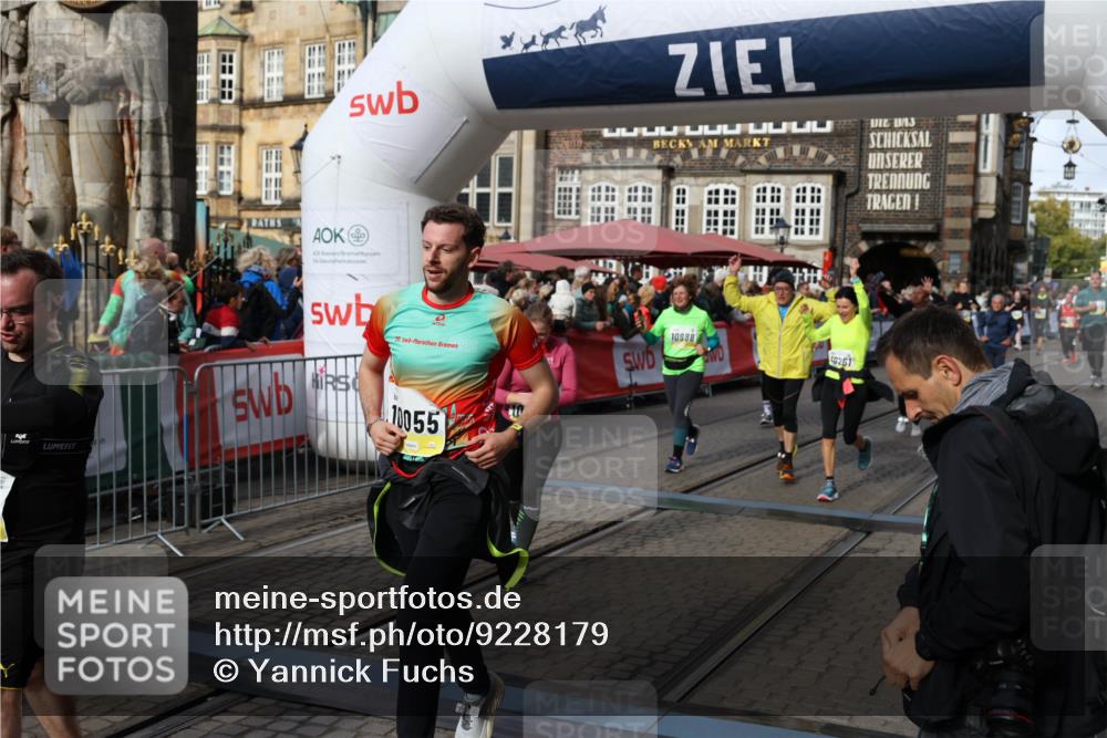 05.10.2025 - 20. swb-Marathon Bremen Yannick Fuchs http://msf.ph/oto/9228179 05.10.2025 10:58:39 Ziel 9433, 9766, 9820, 9913, 10055, 10261, 10285, 10408, 10513, 10988, 11181, 11291, 11591, 11700 meine-sportfotos.de