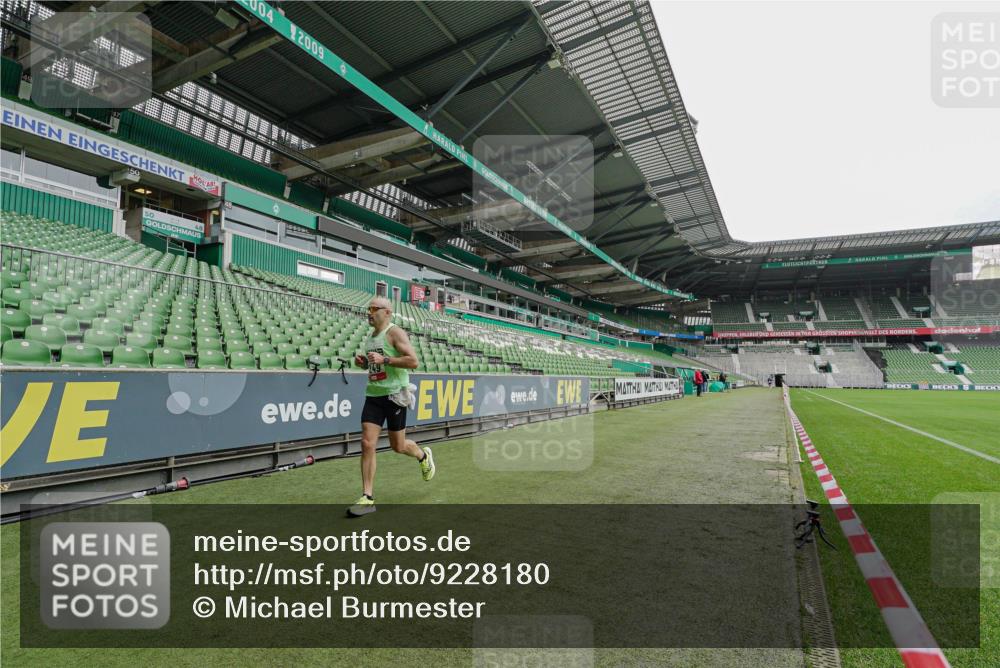 05.10.2025 - 20. swb-Marathon Bremen Michael Burmester http://msf.ph/oto/9228180 05.10.2025 12:28:02 Laufen im Stadion 258, 303, 593, 758, 1249, 1303, 1334, 1668, 1687, 2175 meine-sportfotos.de