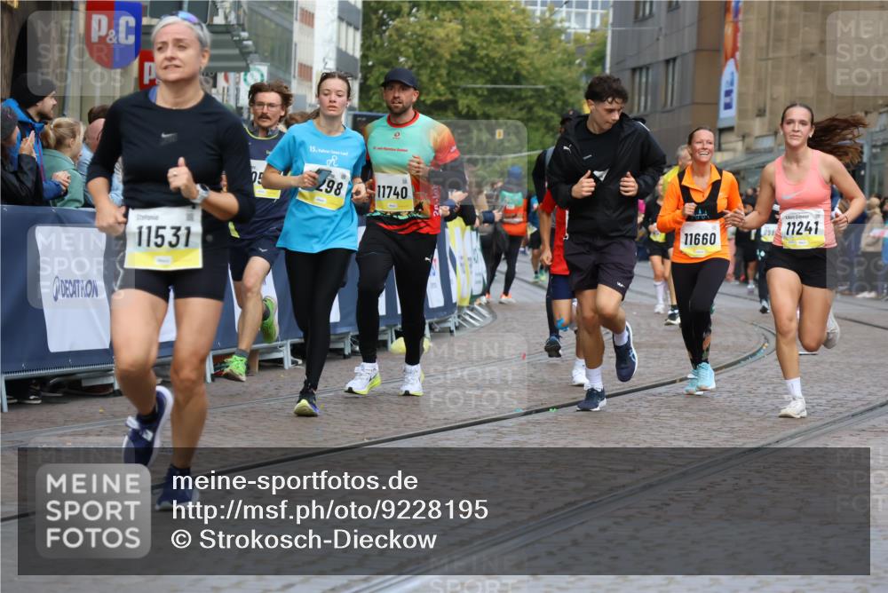 05.10.2025 - 20. swb-Marathon Bremen Strokosch-Dieckow http://msf.ph/oto/9228195 05.10.2025 10:50:25 Ziel 8866, 9337, 9740, 10066, 10199, 10537, 10638, 10923, 11022, 11239, 11241, 11254, 11298, 11344, 11460, 11531, 11660, 11740 meine-sportfotos.de