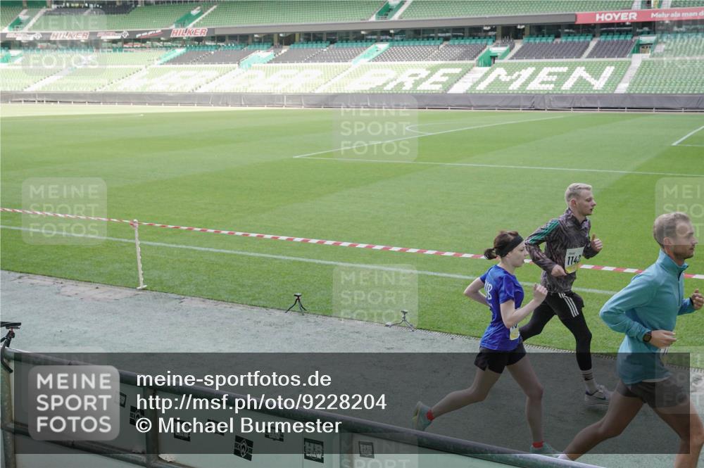 05.10.2025 - 20. swb-Marathon Bremen Michael Burmester http://msf.ph/oto/9228204 05.10.2025 10:25:45 Laufen im Stadion 9006, 9170, 9302, 9361, 9558, 9614, 9775, 9849, 9865, 9884, 9919, 9967, 10044, 10104, 10155, 10306, 10348, 10474, 10505, 10541, 10553, 10554, 10559, 10652, 10666, 10780, 10961, 11178, 11230, 11256, 11316, 11346, 11403, 11422, 11503, 11581, 11617, 11666, 11745, 8187, 9253, 10375, 10553, 10979, 11217, 11304, 11640 meine-sportfotos.de