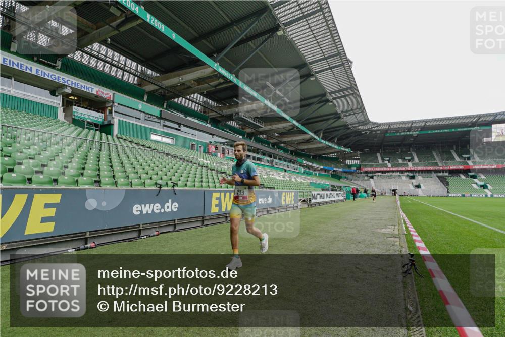 05.10.2025 - 20. swb-Marathon Bremen Michael Burmester http://msf.ph/oto/9228213 05.10.2025 12:28:46 Laufen im Stadion 62, 733, 940, 1249, 1688, 2179, 258, 593, 1249, 1303, 1668 meine-sportfotos.de