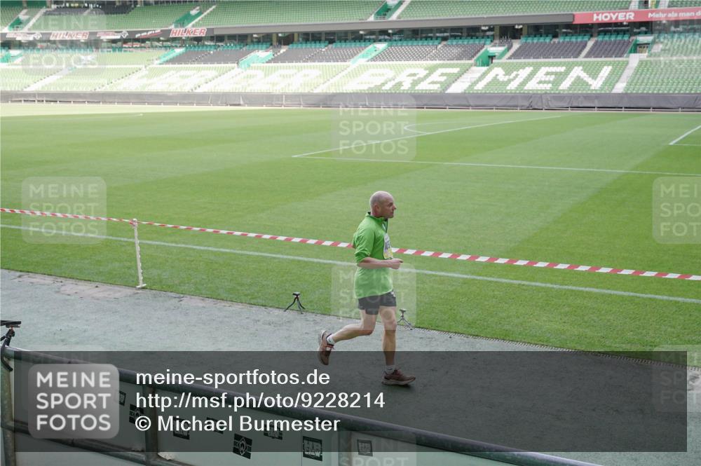 05.10.2025 - 20. swb-Marathon Bremen Michael Burmester http://msf.ph/oto/9228214 05.10.2025 10:25:47 Laufen im Stadion 9006, 9170, 9361, 9614, 9775, 9849, 9865, 9884, 9919, 9967, 10044, 10104, 10155, 10306, 10348, 10474, 10505, 10541, 10554, 10559, 10624, 10652, 10666, 10780, 10816, 10961, 11178, 11230, 11316, 11346, 11403, 11422, 11503, 11581, 11617, 11666, 11745, 8187, 9253, 9302, 9558, 10375, 10553, 10652, 10979, 11217, 11256, 11304, 11640 meine-sportfotos.de