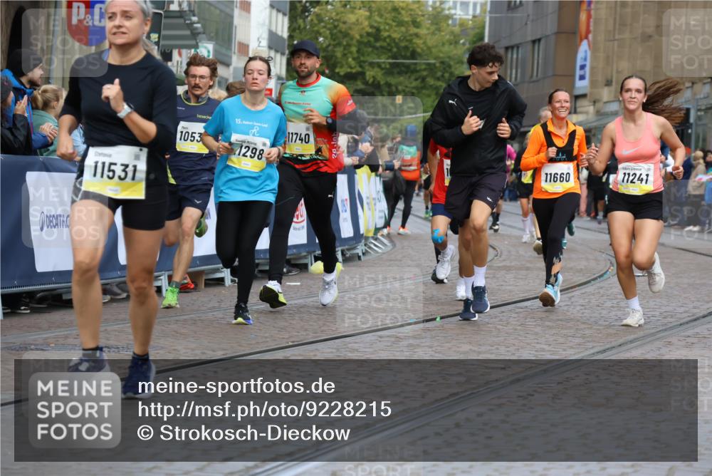 05.10.2025 - 20. swb-Marathon Bremen Strokosch-Dieckow http://msf.ph/oto/9228215 05.10.2025 10:50:25 Ziel 8866, 9337, 9740, 10066, 10199, 10537, 10638, 10923, 11022, 11239, 11241, 11254, 11298, 11344, 11460, 11531, 11660, 11740 meine-sportfotos.de