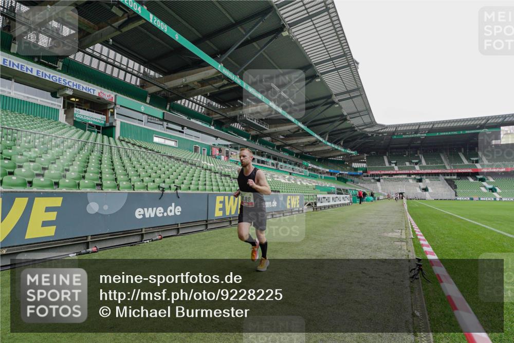 05.10.2025 - 20. swb-Marathon Bremen Michael Burmester http://msf.ph/oto/9228225 05.10.2025 12:28:54 Laufen im Stadion 62, 733, 940, 1688, 2179, 593, 1249, 1668 meine-sportfotos.de