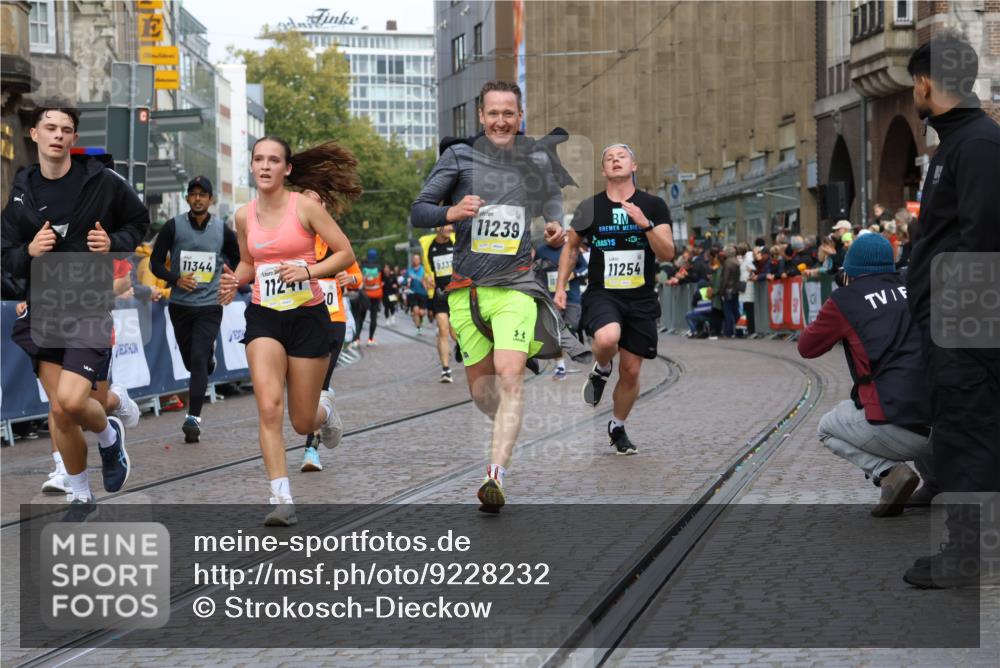 05.10.2025 - 20. swb-Marathon Bremen Strokosch-Dieckow http://msf.ph/oto/9228232 05.10.2025 10:50:27 Ziel 8866, 9267, 9337, 10066, 10199, 10537, 10638, 11022, 11239, 11241, 11254, 11298, 11344, 11460, 11531, 11660, 11740 meine-sportfotos.de
