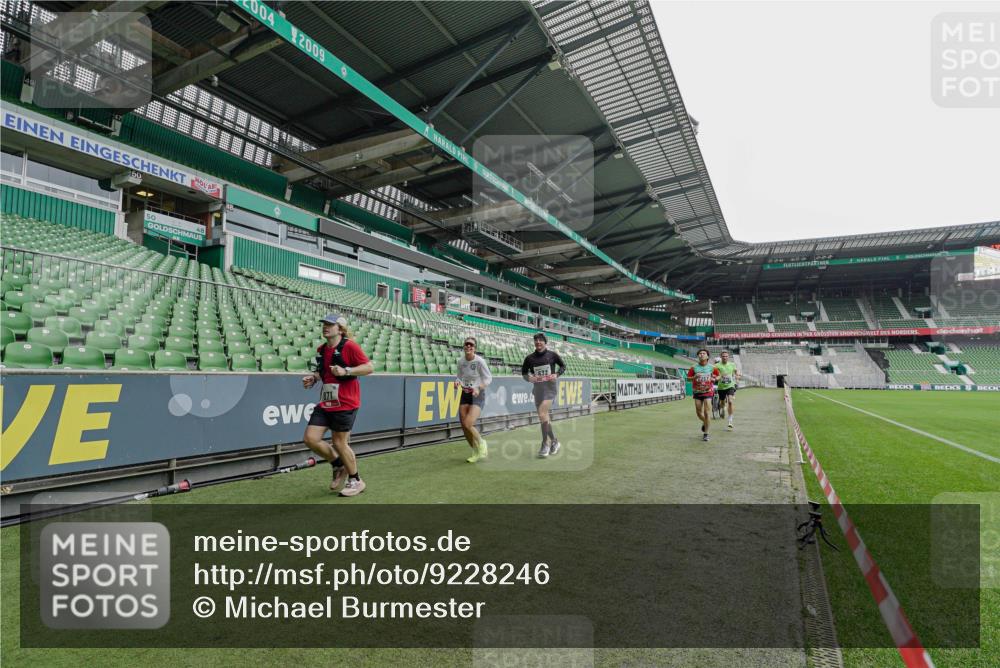 05.10.2025 - 20. swb-Marathon Bremen Michael Burmester http://msf.ph/oto/9228246 05.10.2025 12:29:19 Laufen im Stadion 17, 18, 632, 733, 742, 871, 940, 1063, 1688, 2253, 7751, 62, 2179 meine-sportfotos.de