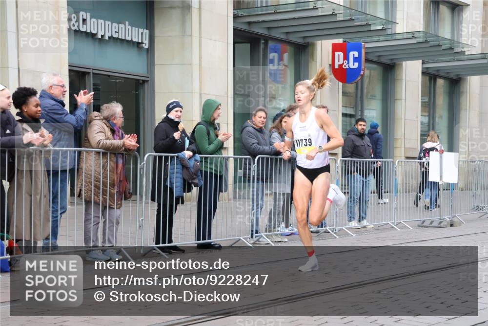 05.10.2025 - 20. swb-Marathon Bremen Strokosch-Dieckow http://msf.ph/oto/9228247 05.10.2025 10:30:39 Ziel  meine-sportfotos.de