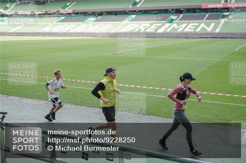 05.10.2025 - 20. swb-Marathon Bremen Michael Burmester http://msf.ph/oto/9228250 05.10.2025 10:25:56 Laufen im Stadion 8000, 9006, 9170, 9361, 9614, 9849, 9865, 9884, 9919, 9963, 9967, 10044, 10304, 10306, 10348, 10474, 10505, 10554, 10559, 10624, 10666, 10780, 10816, 10851, 10961, 11178, 11316, 11346, 11403, 11422, 11488, 11503, 11617, 11666, 11745, 9302, 9558, 9775, 10104, 10155, 10541, 10553, 10652, 10979, 11230, 11256, 11304, 11581 meine-sportfotos.de