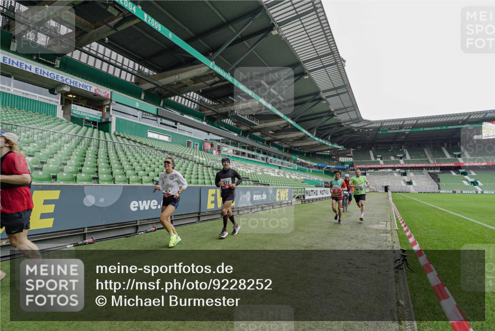 05.10.2025 - 20. swb-Marathon Bremen Michael Burmester http://msf.ph/oto/9228252 05.10.2025 12:29:20 Laufen im Stadion 17, 18, 632, 733, 742, 871, 940, 1063, 1688, 2253, 7751, 62, 2179 meine-sportfotos.de