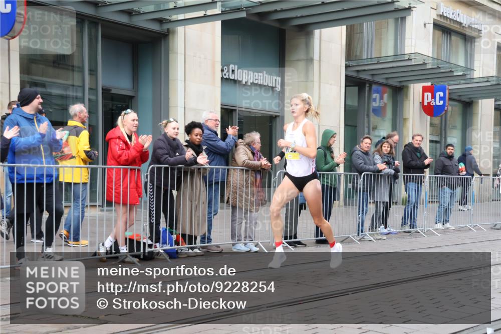 05.10.2025 - 20. swb-Marathon Bremen Strokosch-Dieckow http://msf.ph/oto/9228254 05.10.2025 10:30:39 Ziel  meine-sportfotos.de