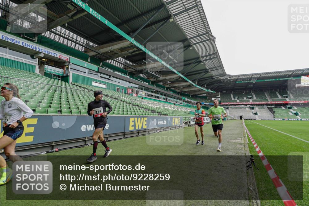 05.10.2025 - 20. swb-Marathon Bremen Michael Burmester http://msf.ph/oto/9228259 05.10.2025 12:29:20 Laufen im Stadion 17, 18, 632, 733, 742, 871, 940, 1063, 1688, 2253, 7751, 62, 2179 meine-sportfotos.de