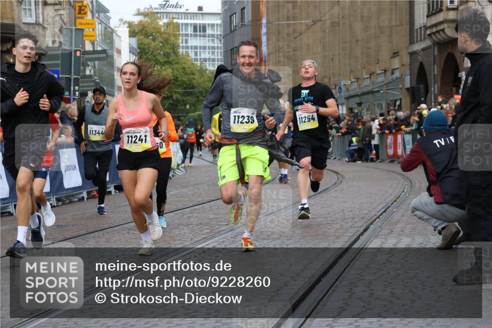 05.10.2025 - 20. swb-Marathon Bremen Strokosch-Dieckow http://msf.ph/oto/9228260 05.10.2025 10:50:28 Ziel 9267, 9299, 9337, 9986, 10066, 10199, 10251, 10537, 10638, 11239, 11241, 11254, 11298, 11344, 11466, 11531, 11660, 11740 meine-sportfotos.de