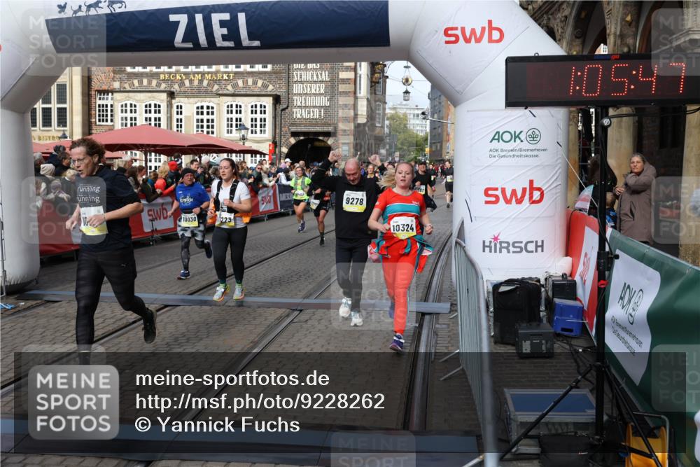 05.10.2025 - 20. swb-Marathon Bremen Yannick Fuchs http://msf.ph/oto/9228262 05.10.2025 11:01:43 Ziel 7908, 9278, 9286, 9322, 9371, 9432, 10026, 10030, 10056, 10157, 10324, 10336, 10562, 11223, 11463, 11493, 11732, 11733 meine-sportfotos.de