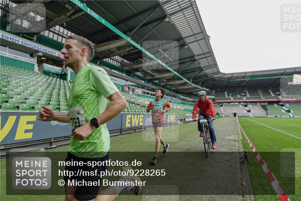 05.10.2025 - 20. swb-Marathon Bremen Michael Burmester http://msf.ph/oto/9228265 05.10.2025 12:29:22 Laufen im Stadion 17, 18, 632, 733, 742, 871, 940, 1063, 1688, 2253, 7751, 62, 2179 meine-sportfotos.de