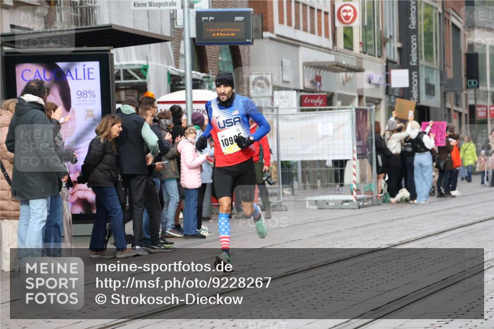 05.10.2025 - 20. swb-Marathon Bremen Strokosch-Dieckow http://msf.ph/oto/9228267 05.10.2025 10:31:22 Ziel 9291, 10905, 9291, 10905 meine-sportfotos.de