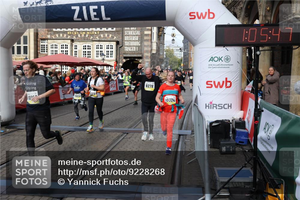 05.10.2025 - 20. swb-Marathon Bremen Yannick Fuchs http://msf.ph/oto/9228268 05.10.2025 11:01:43 Ziel 7908, 9278, 9286, 9322, 9371, 9432, 10026, 10030, 10056, 10157, 10324, 10336, 10562, 11223, 11463, 11493, 11732, 11733 meine-sportfotos.de