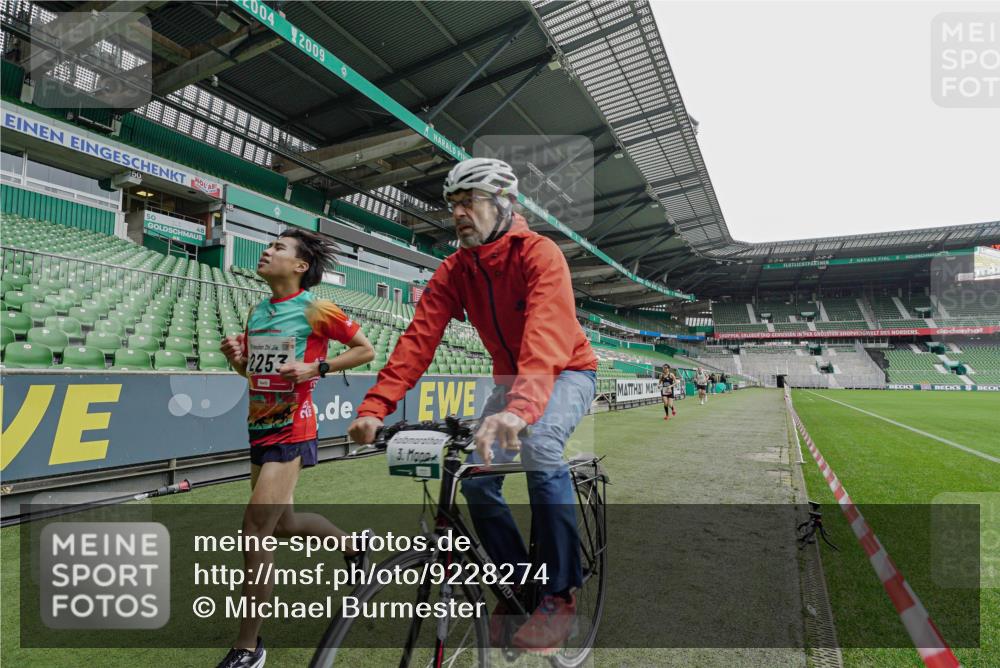 05.10.2025 - 20. swb-Marathon Bremen Michael Burmester http://msf.ph/oto/9228274 05.10.2025 12:29:22 Laufen im Stadion 17, 18, 632, 733, 742, 871, 940, 1063, 1688, 2253, 7751, 62, 2179 meine-sportfotos.de