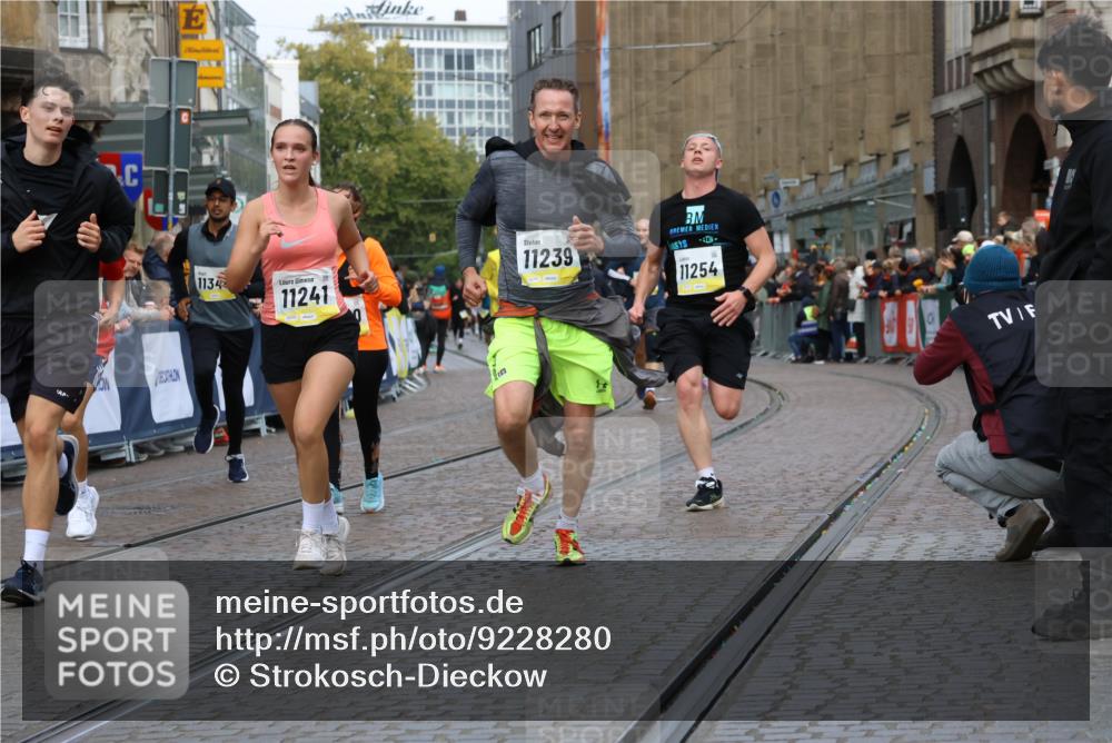 05.10.2025 - 20. swb-Marathon Bremen Strokosch-Dieckow http://msf.ph/oto/9228280 05.10.2025 10:50:28 Ziel 9267, 9299, 9337, 9986, 10066, 10199, 10251, 10537, 10638, 11239, 11241, 11254, 11298, 11344, 11466, 11531, 11660, 11740 meine-sportfotos.de