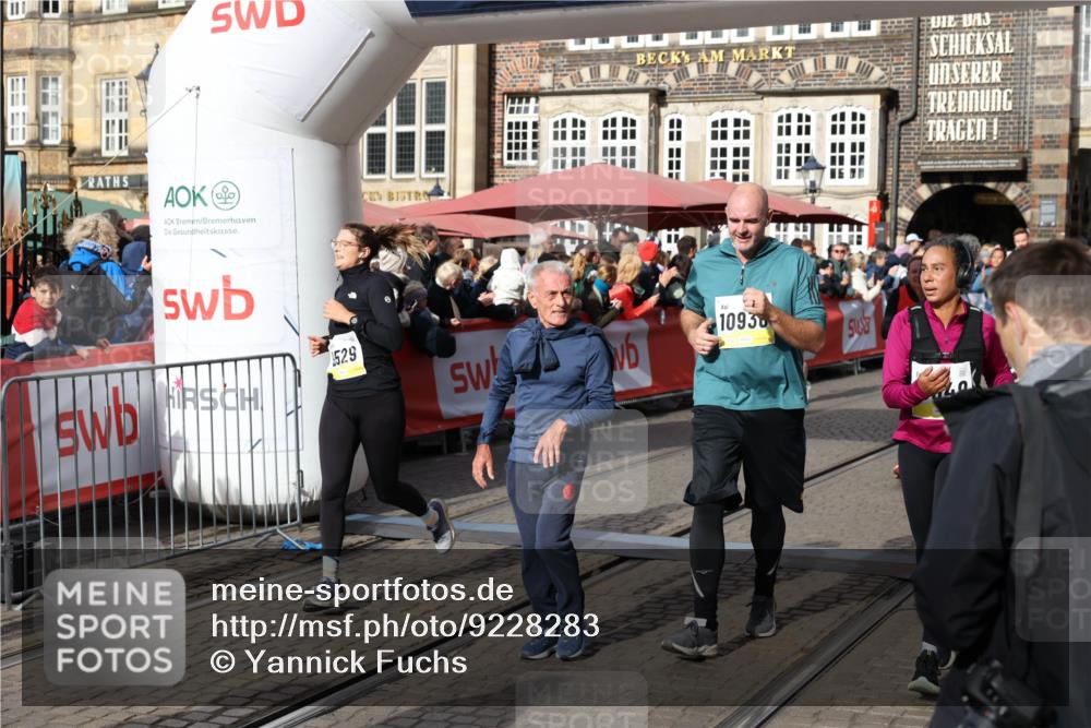 05.10.2025 - 20. swb-Marathon Bremen Yannick Fuchs http://msf.ph/oto/9228283 05.10.2025 10:58:45 Ziel 7163, 9359, 9430, 9472, 9529, 9714, 9766, 9913, 10049, 10261, 10285, 10408, 10513, 10527, 10591, 10679, 10871, 10936, 10988, 11078 meine-sportfotos.de