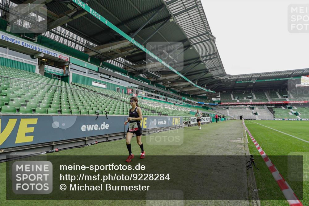 05.10.2025 - 20. swb-Marathon Bremen Michael Burmester http://msf.ph/oto/9228284 05.10.2025 12:29:26 Laufen im Stadion 17, 18, 632, 733, 742, 871, 940, 1063, 1688, 2253, 7751, 62, 2179 meine-sportfotos.de
