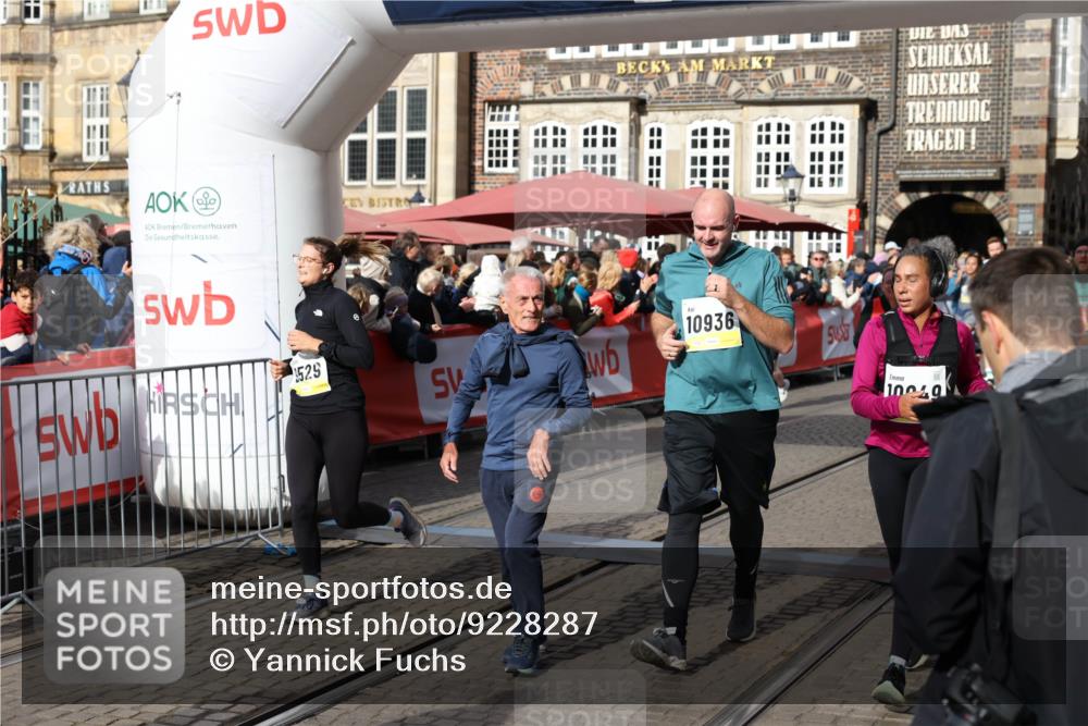 05.10.2025 - 20. swb-Marathon Bremen Yannick Fuchs http://msf.ph/oto/9228287 05.10.2025 10:58:45 Ziel 7163, 9359, 9430, 9472, 9529, 9714, 9766, 9913, 10049, 10261, 10285, 10408, 10513, 10527, 10591, 10679, 10871, 10936, 10988, 11078 meine-sportfotos.de