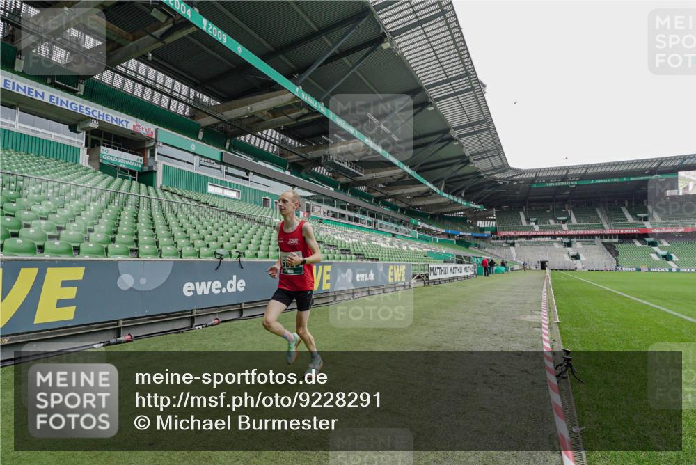 05.10.2025 - 20. swb-Marathon Bremen Michael Burmester http://msf.ph/oto/9228291 05.10.2025 12:30:06 Laufen im Stadion 17, 1063, 5060, 7751, 18, 632, 742, 871, 2253 meine-sportfotos.de
