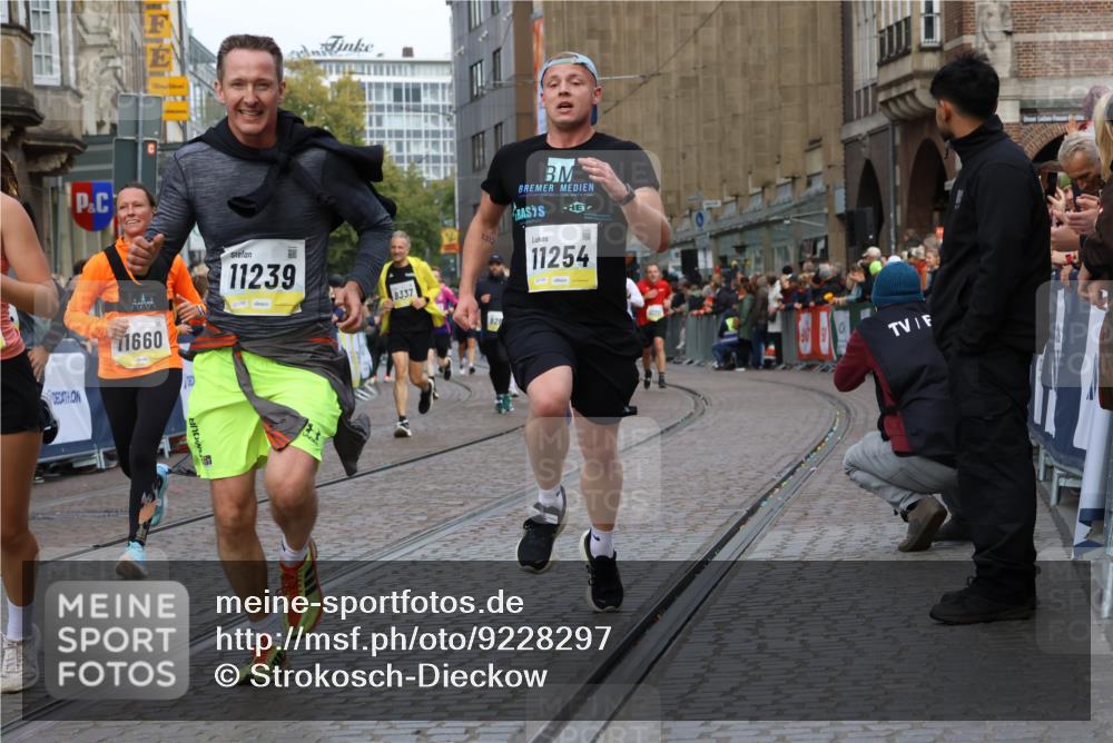 05.10.2025 - 20. swb-Marathon Bremen Strokosch-Dieckow http://msf.ph/oto/9228297 05.10.2025 10:50:29 Ziel 9267, 9299, 9337, 9986, 10066, 10199, 10251, 10638, 11239, 11241, 11254, 11298, 11344, 11466, 11531, 11660, 11740 meine-sportfotos.de