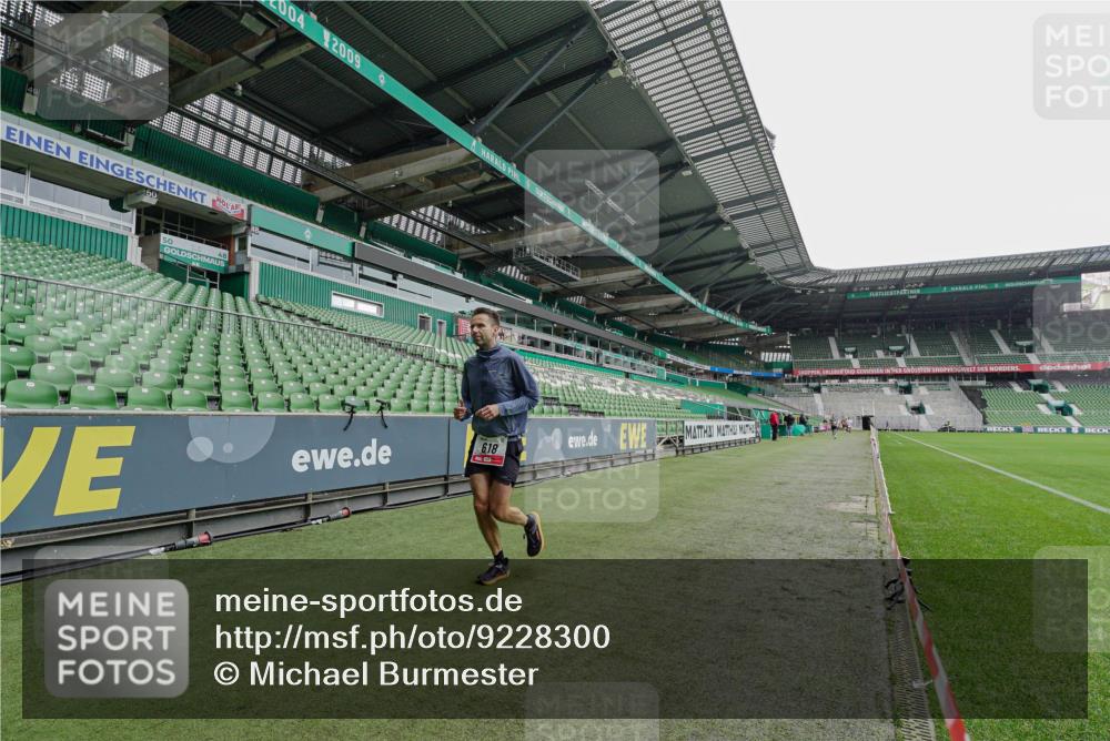 05.10.2025 - 20. swb-Marathon Bremen Michael Burmester http://msf.ph/oto/9228300 05.10.2025 12:30:23 Laufen im Stadion 618, 999, 5060, 17, 742, 1063, 7751 meine-sportfotos.de