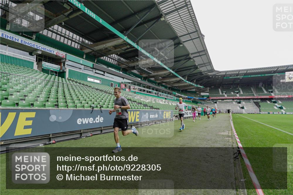 05.10.2025 - 20. swb-Marathon Bremen Michael Burmester http://msf.ph/oto/9228305 05.10.2025 12:30:36 Laufen im Stadion 419, 426, 603, 618, 999, 1565, 1647, 2056, 2133, 5060, 7751 meine-sportfotos.de