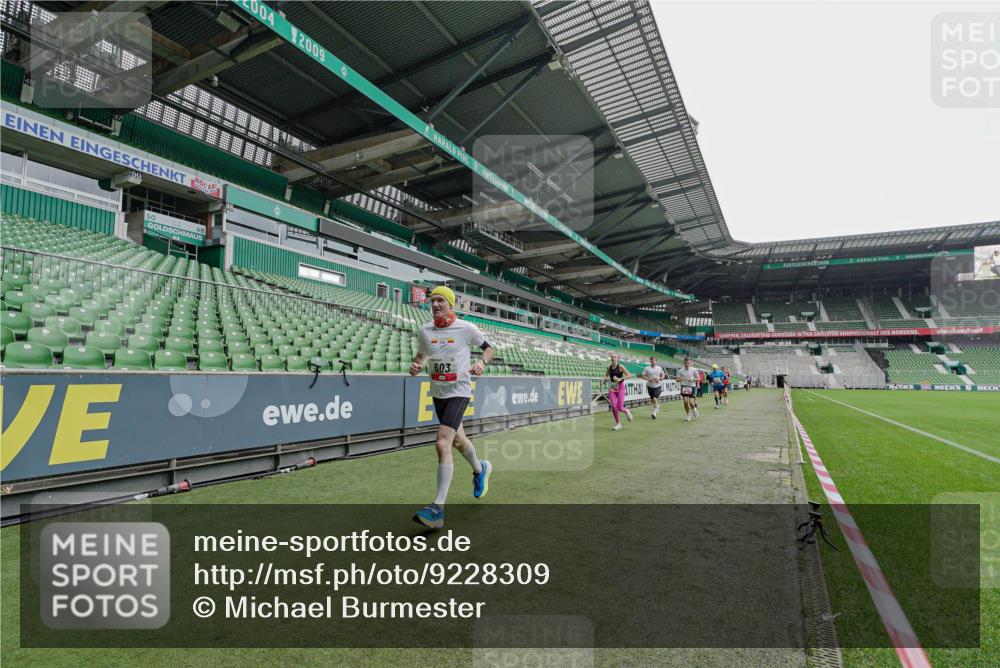 05.10.2025 - 20. swb-Marathon Bremen Michael Burmester http://msf.ph/oto/9228309 05.10.2025 12:30:38 Laufen im Stadion 419, 426, 603, 618, 999, 1565, 1647, 2056, 2133, 5060, 7751 meine-sportfotos.de