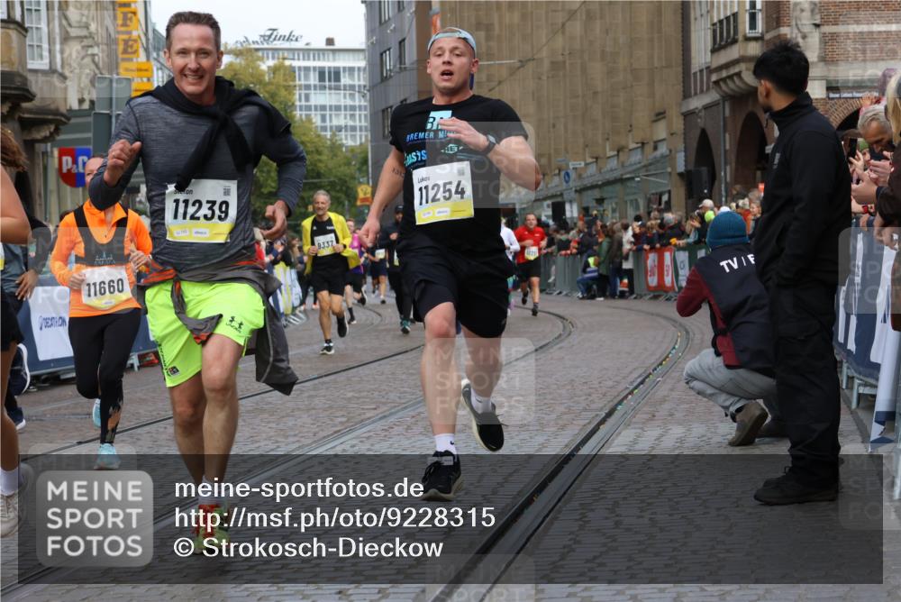 05.10.2025 - 20. swb-Marathon Bremen Strokosch-Dieckow http://msf.ph/oto/9228315 05.10.2025 10:50:29 Ziel 9267, 9299, 9337, 9986, 10066, 10199, 10251, 10638, 11239, 11241, 11254, 11298, 11344, 11466, 11531, 11660, 11740 meine-sportfotos.de