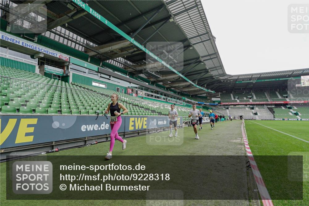 05.10.2025 - 20. swb-Marathon Bremen Michael Burmester http://msf.ph/oto/9228318 05.10.2025 12:30:40 Laufen im Stadion 419, 426, 603, 618, 999, 1565, 1647, 2056, 2133, 5060 meine-sportfotos.de