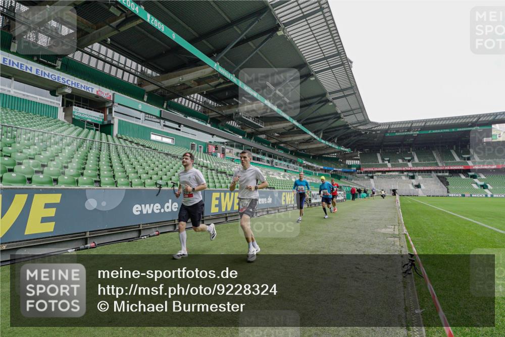 05.10.2025 - 20. swb-Marathon Bremen Michael Burmester http://msf.ph/oto/9228324 05.10.2025 12:30:41 Laufen im Stadion 419, 426, 603, 618, 999, 1293, 1565, 1647, 2056, 2133, 5060 meine-sportfotos.de