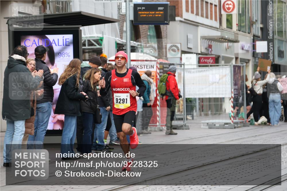 05.10.2025 - 20. swb-Marathon Bremen Strokosch-Dieckow http://msf.ph/oto/9228325 05.10.2025 10:31:33 Ziel 9291, 11201, 9291, 11201 meine-sportfotos.de