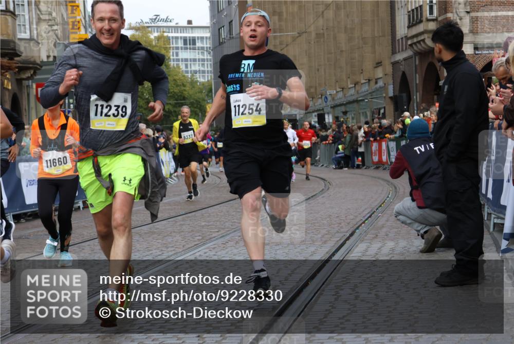 05.10.2025 - 20. swb-Marathon Bremen Strokosch-Dieckow http://msf.ph/oto/9228330 05.10.2025 10:50:29 Ziel 9267, 9299, 9337, 9986, 10066, 10199, 10251, 10638, 11239, 11241, 11254, 11298, 11344, 11466, 11531, 11660, 11740 meine-sportfotos.de