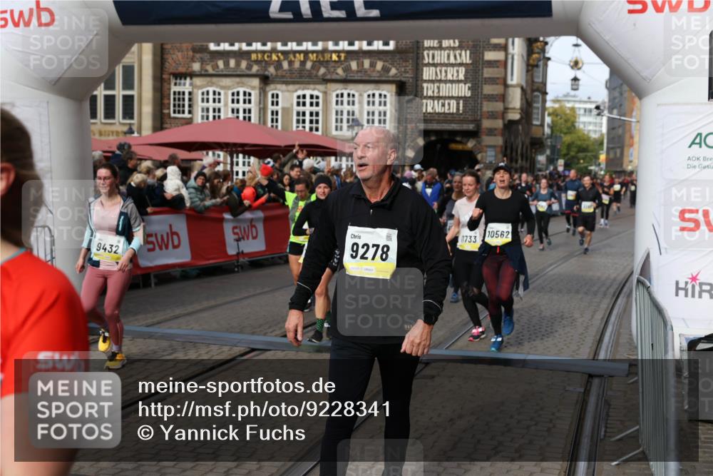 05.10.2025 - 20. swb-Marathon Bremen Yannick Fuchs http://msf.ph/oto/9228341 05.10.2025 11:01:45 Ziel 7908, 9278, 9322, 9371, 9432, 10026, 10030, 10056, 10324, 10562, 11223, 11463, 11493, 11732, 11733 meine-sportfotos.de