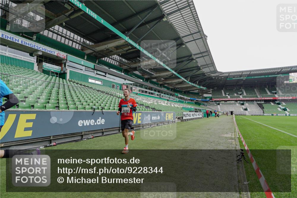 05.10.2025 - 20. swb-Marathon Bremen Michael Burmester http://msf.ph/oto/9228344 05.10.2025 12:30:45 Laufen im Stadion 419, 426, 603, 618, 999, 1293, 1565, 1647, 2056, 2133, 5060 meine-sportfotos.de