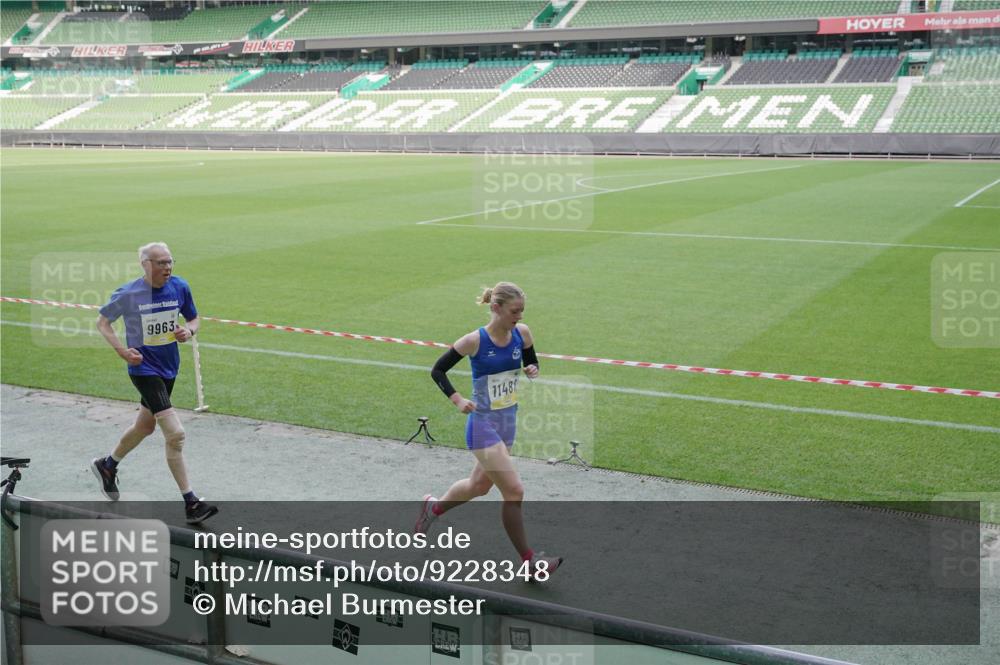 05.10.2025 - 20. swb-Marathon Bremen Michael Burmester http://msf.ph/oto/9228348 05.10.2025 10:26:09 Laufen im Stadion 8000, 9006, 9170, 9250, 9361, 9614, 9849, 9865, 9884, 9919, 9963, 9967, 10044, 10053, 10090, 10304, 10306, 10348, 10431, 10447, 10474, 10554, 10559, 10624, 10633, 10666, 10780, 10816, 10851, 10961, 11178, 11316, 11346, 11403, 11422, 11488, 11503, 11617, 11648, 11666, 11715, 11745, 9775, 10155, 10505, 11230 meine-sportfotos.de