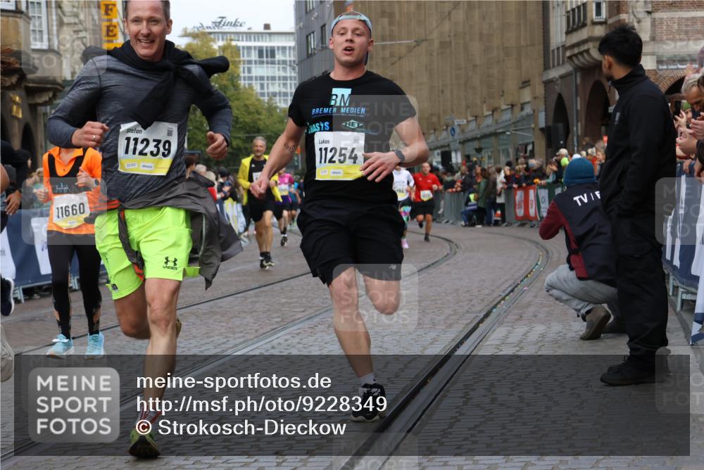 05.10.2025 - 20. swb-Marathon Bremen Strokosch-Dieckow http://msf.ph/oto/9228349 05.10.2025 10:50:29 Ziel 9267, 9299, 9337, 9986, 10066, 10199, 10251, 10638, 11239, 11241, 11254, 11298, 11344, 11466, 11531, 11660, 11740 meine-sportfotos.de