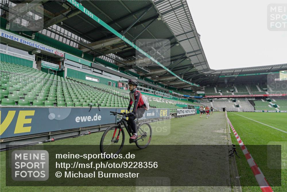 05.10.2025 - 20. swb-Marathon Bremen Michael Burmester http://msf.ph/oto/9228356 05.10.2025 12:30:59 Laufen im Stadion 6, 8, 419, 426, 603, 618, 999, 1293, 1565, 1647, 1814, 2056, 2133, 5060, 9110 meine-sportfotos.de