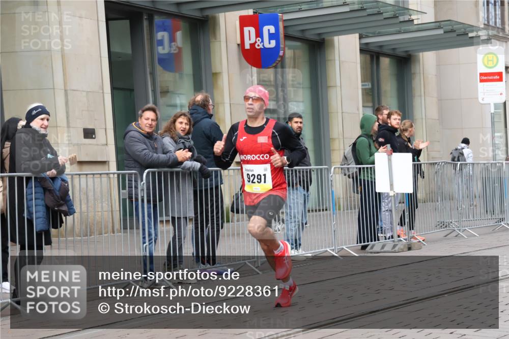 05.10.2025 - 20. swb-Marathon Bremen Strokosch-Dieckow http://msf.ph/oto/9228361 05.10.2025 10:31:35 Ziel 9291, 11201, 9291, 11201 meine-sportfotos.de