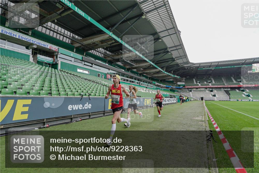 05.10.2025 - 20. swb-Marathon Bremen Michael Burmester http://msf.ph/oto/9228363 05.10.2025 12:31:03 Laufen im Stadion 6, 8, 419, 426, 603, 618, 999, 1293, 1565, 1647, 1814, 2056, 2133, 9110, 5060 meine-sportfotos.de