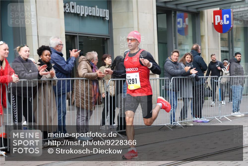 05.10.2025 - 20. swb-Marathon Bremen Strokosch-Dieckow http://msf.ph/oto/9228366 05.10.2025 10:31:36 Ziel 9291, 11201, 9291, 11201 meine-sportfotos.de