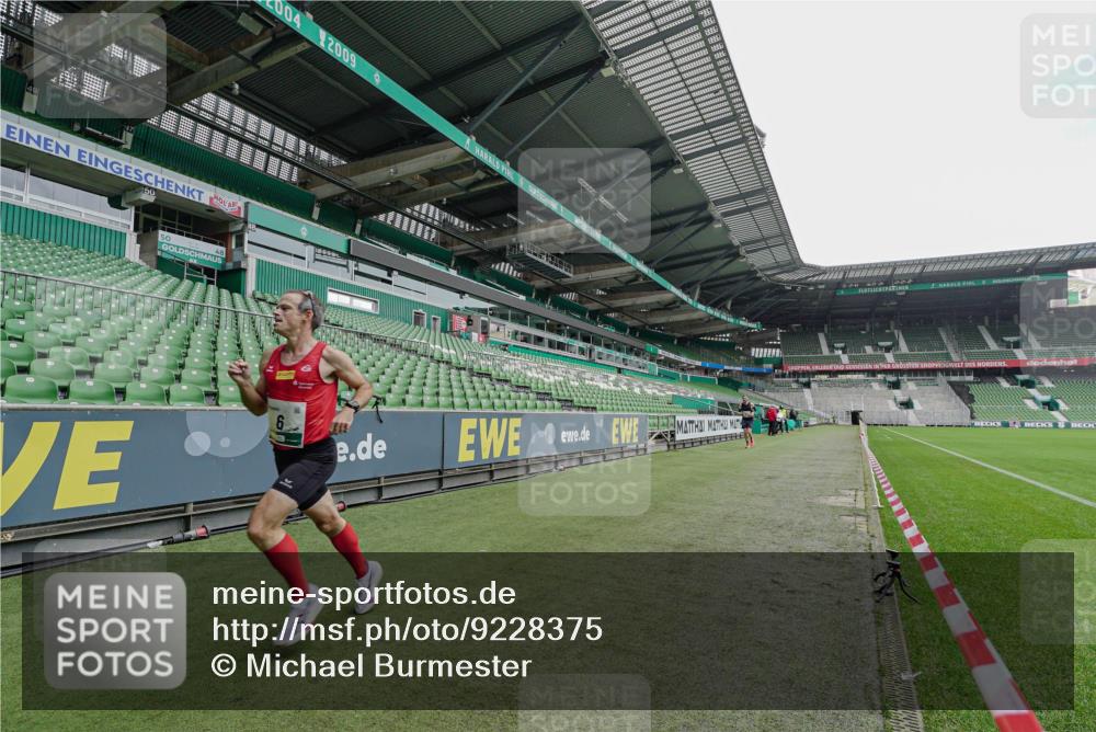 05.10.2025 - 20. swb-Marathon Bremen Michael Burmester http://msf.ph/oto/9228375 05.10.2025 12:31:04 Laufen im Stadion 6, 8, 419, 426, 603, 618, 999, 1293, 1565, 1647, 1814, 2056, 2133, 9110, 5060 meine-sportfotos.de